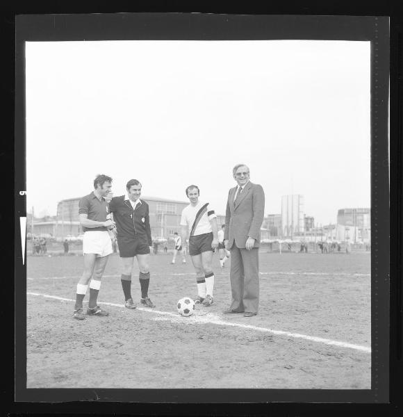 Ritratto di gruppo maschile - Torneo Dugoni 1974 - Mantova - Parco Te - Campi da calcio