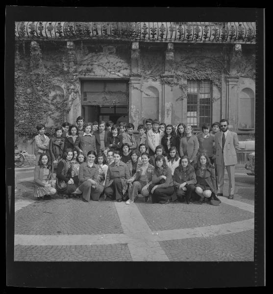 Ritratto di gruppo - Classi della scuola media di S. Benedetto Po con i professori - Mantova - Cortile interno - Sede Gazzetta di Mantova
