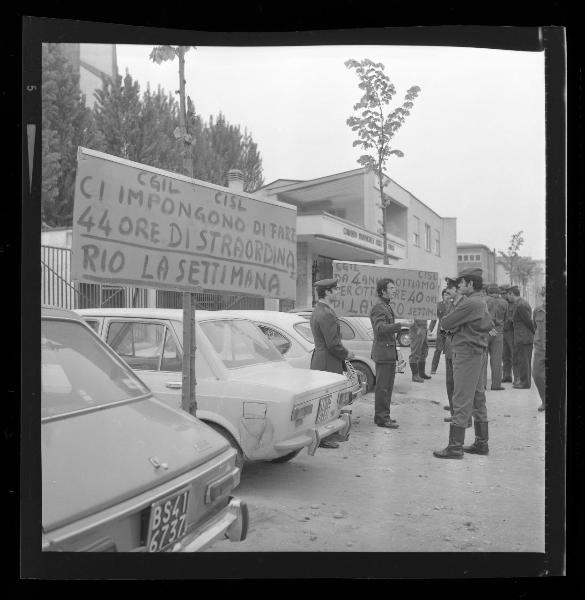 Ritratto di gruppo maschile - Vigili del fuoco - Sciopero nazionale - Mantova - Viale Risorgimento - Caserma