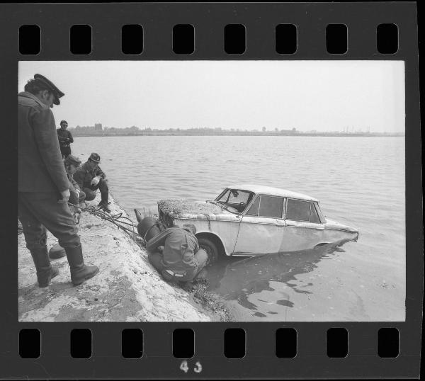 Mantova - Ponte di S. Giorgio - Sponda del Lago Inferiore - Auto estratta dall'acqua