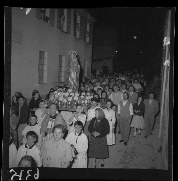 Processione mariana - La statua della Vergine trasportata dai fedeli - Mantova - Borgo Angeli