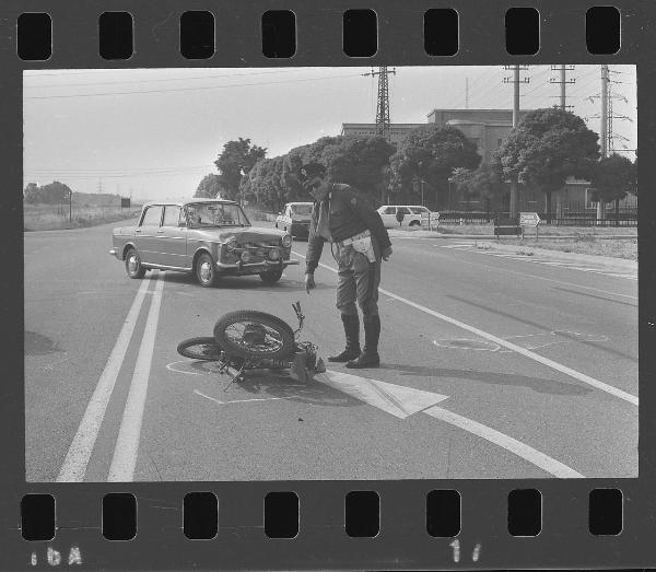 Incidente stradale - Mantova - Viale della Favorita - Ciclomotore e vettura incidentati - Malanca 48 e Fiat 1100