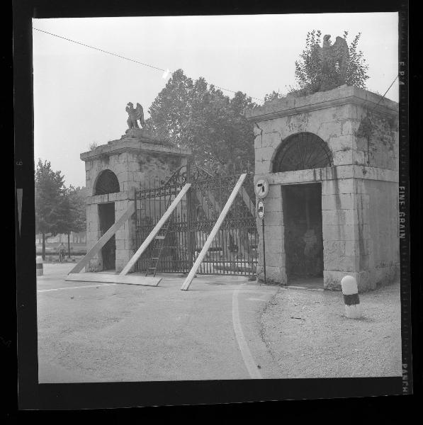 Mantova - Viale Te - Porte delle aquile - Collocazione cancellata