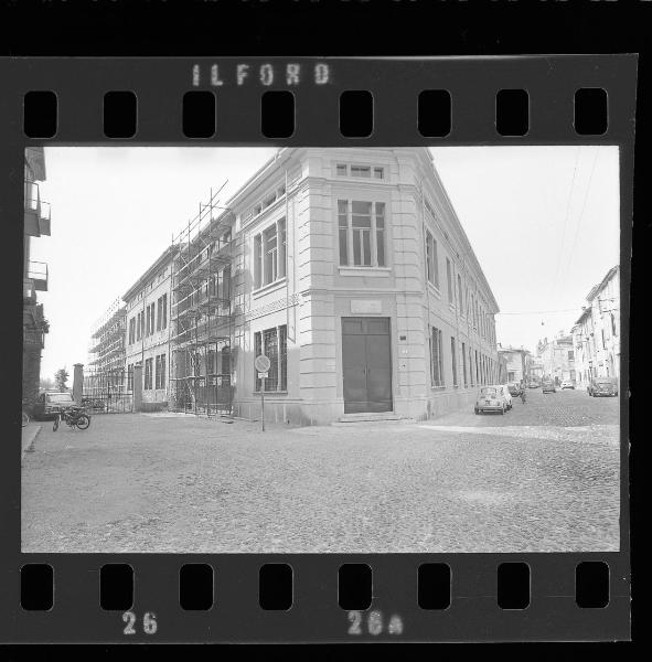 Mantova - Via Porto - Scuola elementare Pomponazzo - Facciata - Lavori di ristrutturazione - Ponteggi