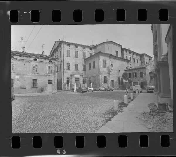 Mantova - Quartiere S. Leonardo - Chiesa di S. Leonardo - Piazza adiacente