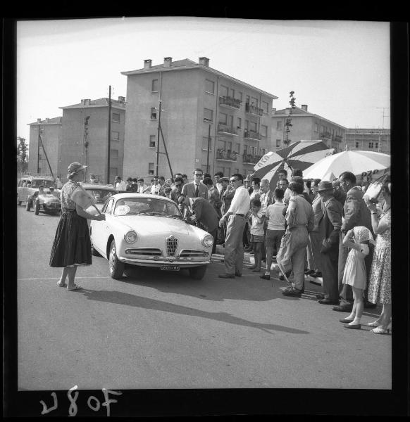 Gara della "Caccia al tesoro" - Partenza in automobile - Pubblico in osservazione - Mantova - Piazzale Gramsci