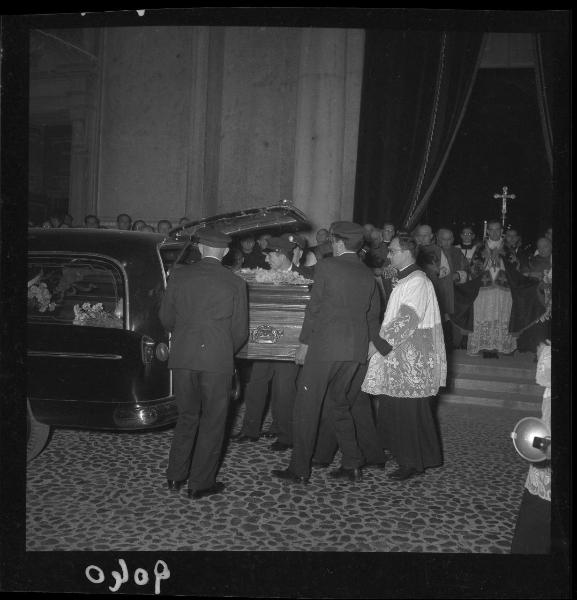 Funerale Mons. Domenico Menna - Arrivo della salma - Mantova - Piazza Sordello - Sagrato del Duomo