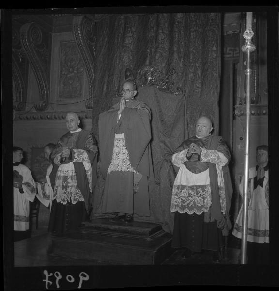 Funerale Mons. Domenico Menna - Messa pontificale di suffragio - L'Arcivescovo di Milano mons. Giovanni Battista Montini tra due ecclesiastici - Mantova - Basilica di S. Andrea