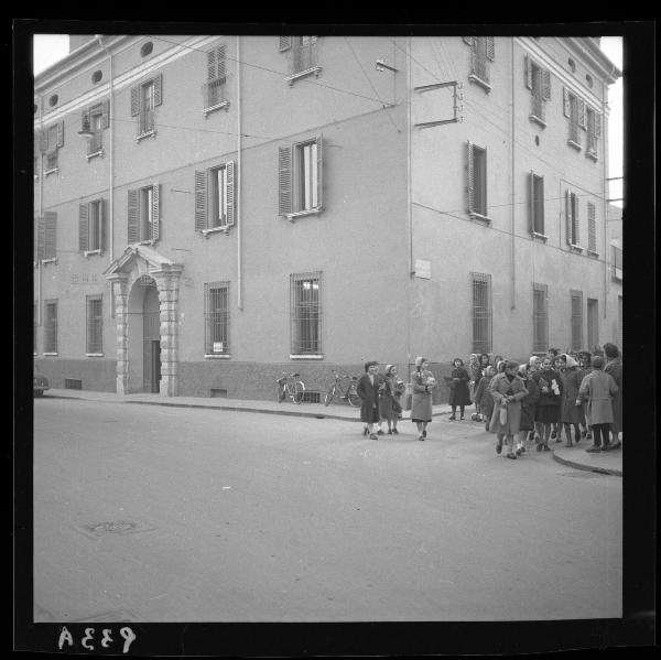 Mantova - Via Frattini angolo via Guerrieri Gonzaga - Palazzo Scalori - Alunne all'uscita di scuola