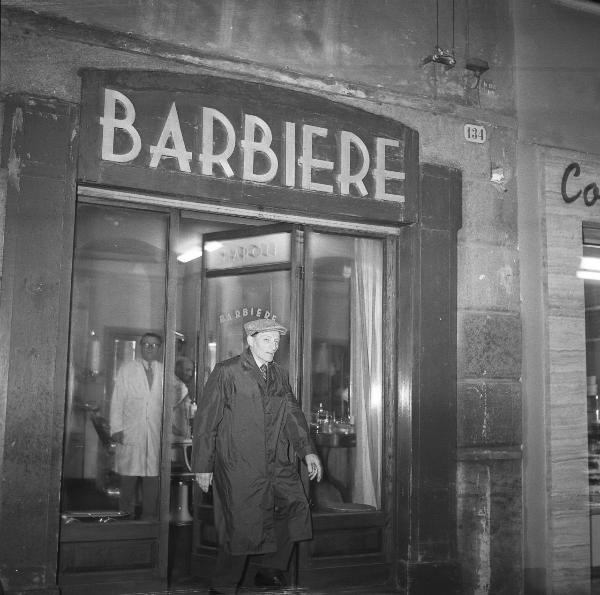 Mantova - Corso V. Emanuele 134 - Vetrina della bottega da barbiere del Sig. Edoardo Maroli - Cliente nell'atto di uscire