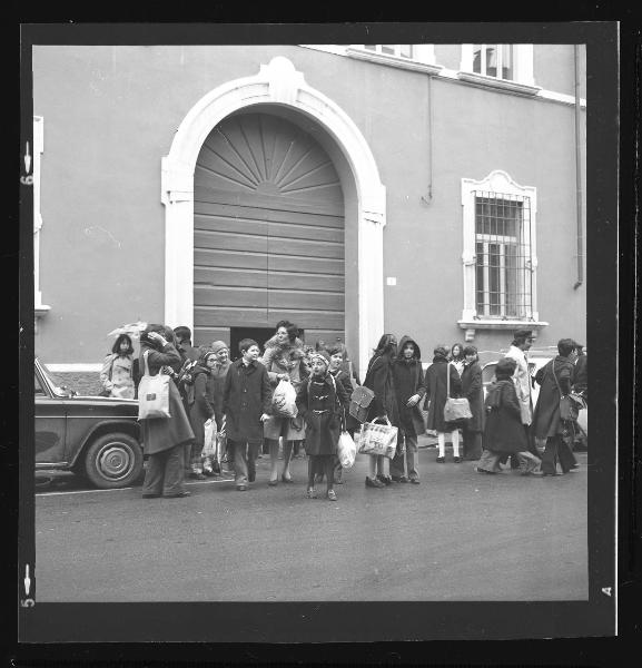 Ritratto di gruppo - Studenti e genitori - Mantova - Scuola - Ingresso