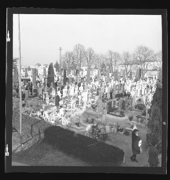 Mantova - Borgo Angeli - Cimitero Monumentale - Commemorazione dei defunti - Fiori sulle tombe