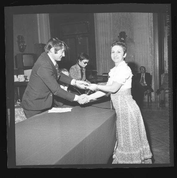 Ritratto di gruppo - Rino Bulbarelli, Gianna Grandi, Fiorenza Taddei - Premiazione concorso Commessa ideale 1974 - Mantova - Salone del Circolo Cittadino