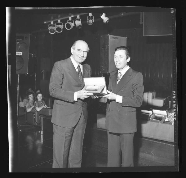 Ritratto di gruppo maschile - Alessandro Dal Prato, Antonio Mantovani - Premiazione Secondo premio d’arte Caravel - Consegna targa d'oro - Mantova - Caravel music hall