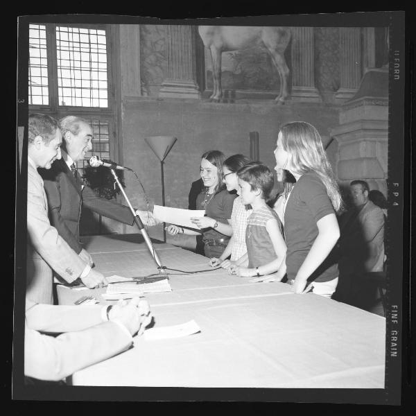 Ritratto di gruppo - Squadra femminile - Premiazione Giochi della Gioventù 1974 - Mantova - Palazzo Te - Sala dei Cavalli