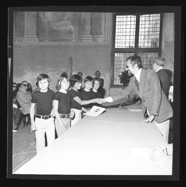 Ritratto di gruppo maschile - Squadra maschile - Premiazione Giochi della Gioventù 1974 - Mantova - Palazzo Te - Sala dei Cavalli