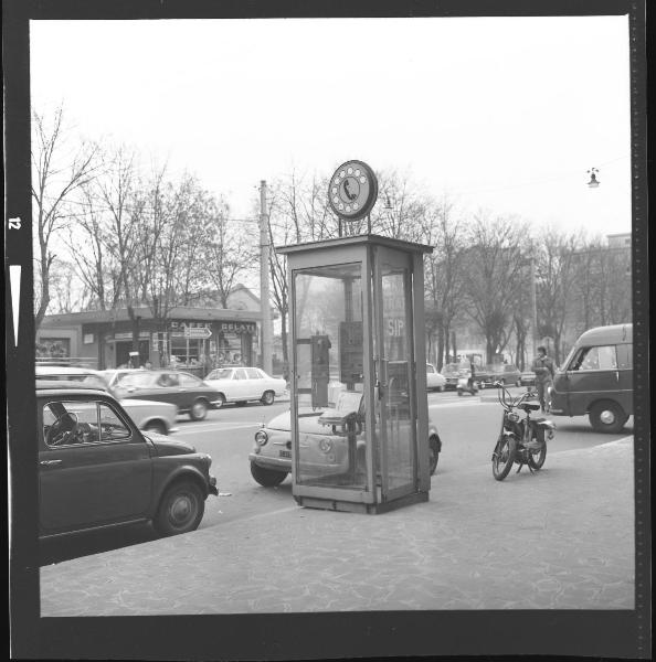 Mantova - Corso Garibaldi - Cabina telefonica