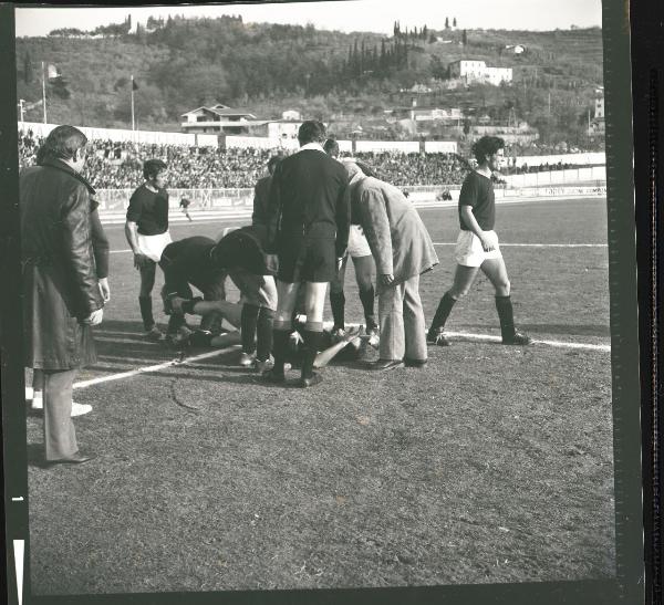 Partita Arezzo-Mantova 1971 - Arezzo - Stadio Comunale - Infortunio - Giocatore a terra