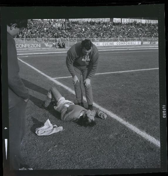 Partita Arezzo-Mantova 1971 - Arezzo - Stadio Comunale - Infortunio - Giocatore a terra