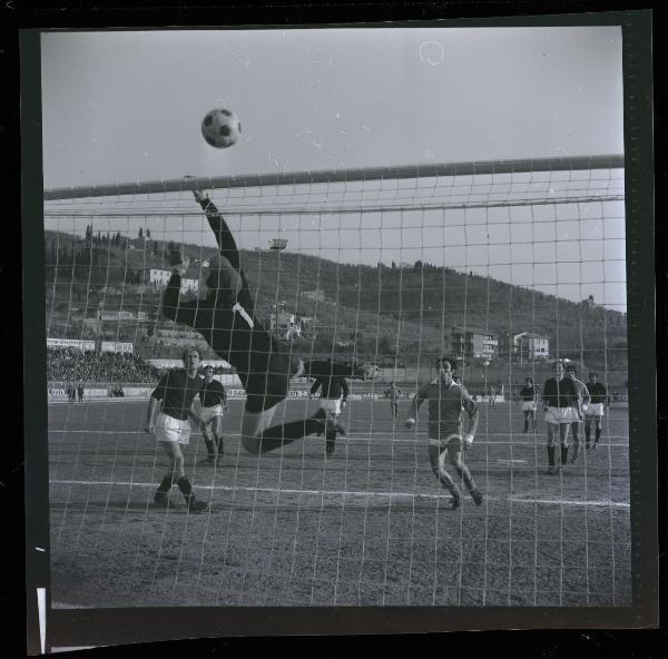 Partita Arezzo-Mantova 1971 - Arezzo - Stadio Comunale - Azione di gioco - Parata