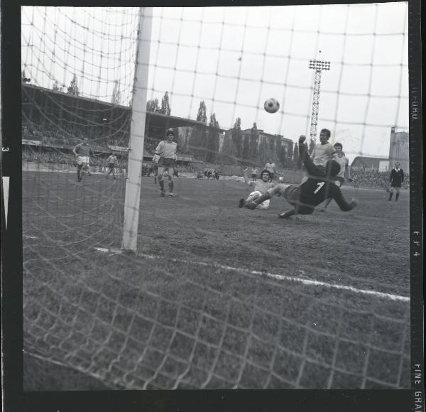 Partita Modena-Mantova 1971 - Modena - Stadio Alberto Braglia - Azione di gioco - Parata