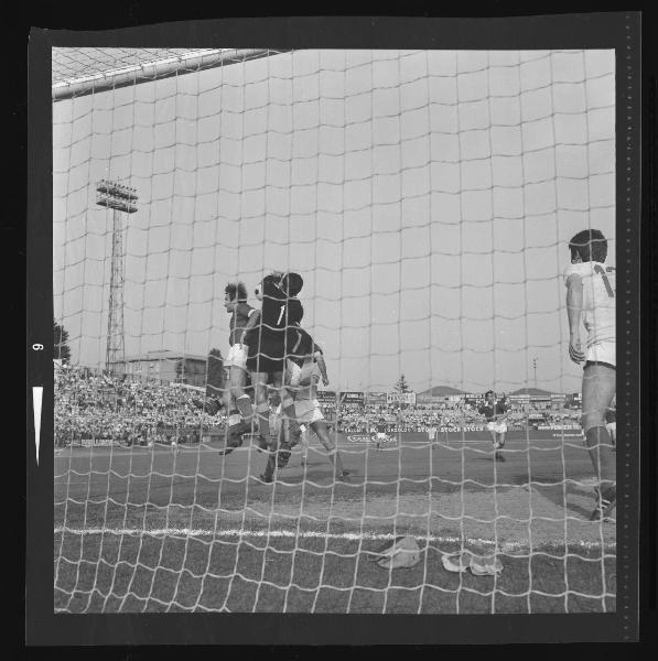 Partita Mantova-Catanzaro 1971 - Mantova - Stadio Danilo Martelli - Azione di attecco dei biancorossi - Parata di Pozzani