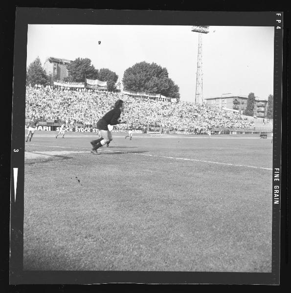 Partita Mantova-Catanzaro 1971 - Mantova - Stadio Danilo Martelli - Azione di attecco dei giallorossi - Parata di Recchi