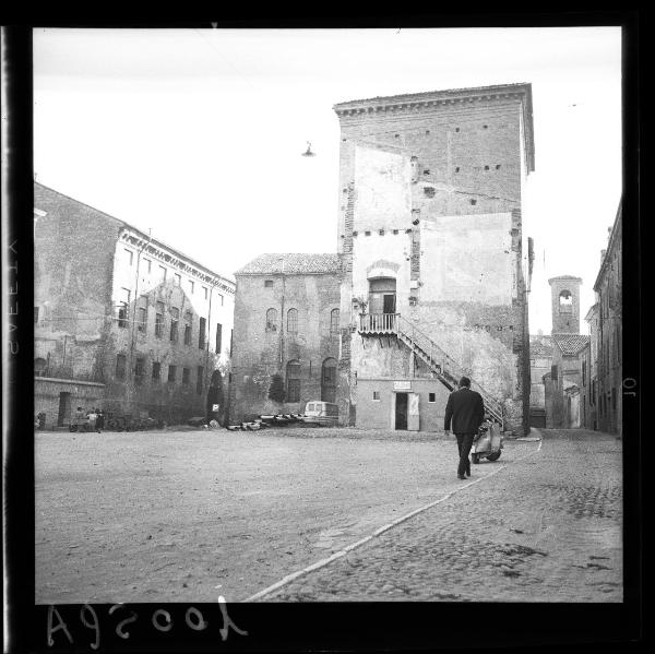 Mantova - Piazza dei Filippini - Un passante