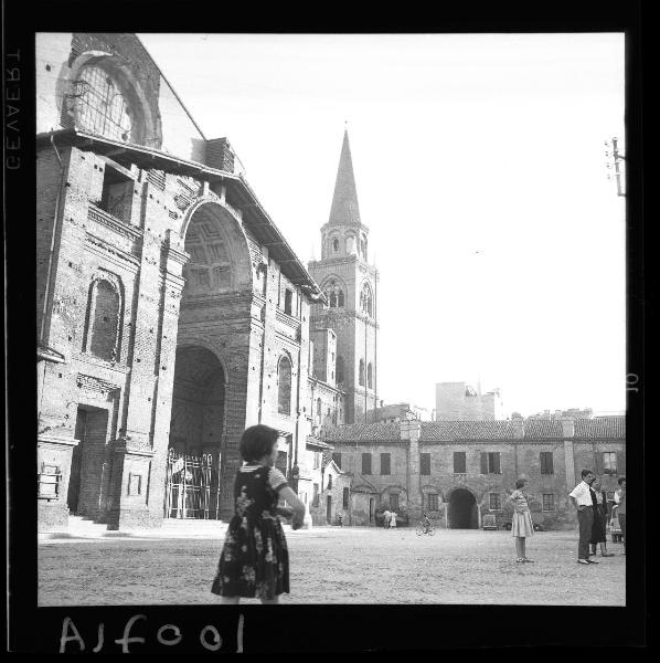 Mantova - Piazza Leon Battista Alberti - Basilica di S. Andrea - Facciata posteriore - Bambina - Persone