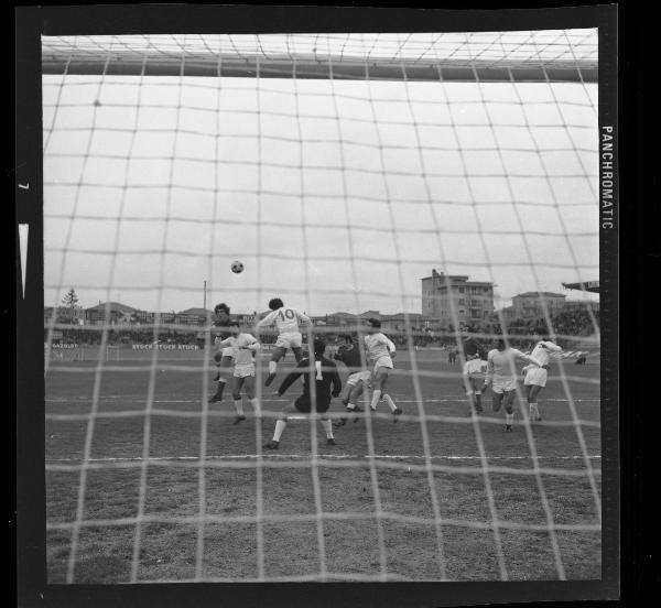 Ritratto di gruppo maschile - Partita Mantova-Varese 1973 - Mantova - Azione di gioco