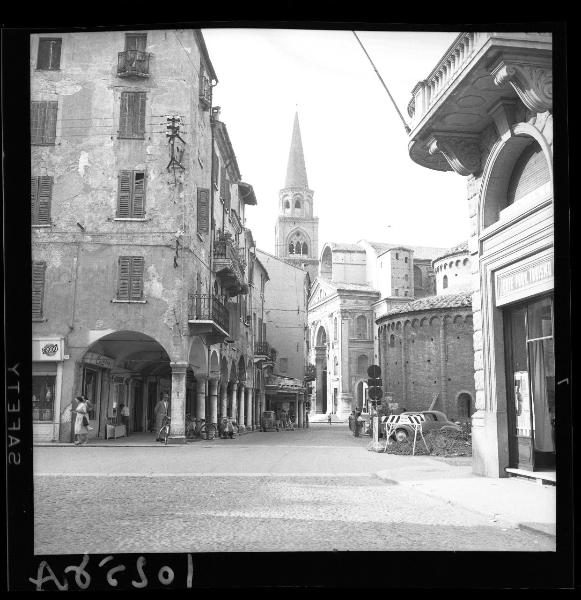 Mantova - Incrocio tra Via Giuseppe Bertani e Piazza Concordia - Lavori in corso - Rotonda di S. Lorenzo e Basilica di S. Andrea