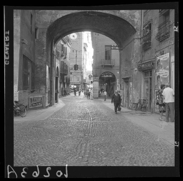 Mantova - Centro storico - Voltone di S. Pietro - Incrocio tra Via Broletto e via Cavour - Passanti