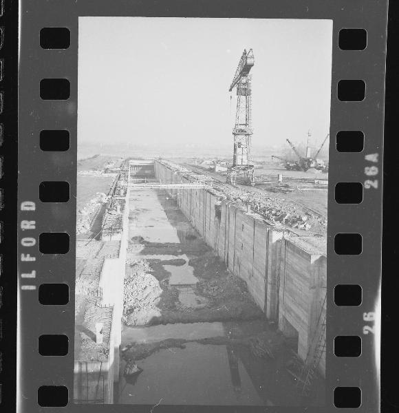 Mantova - Lago Inferiore - Lavori di bonifica - Gru e argine