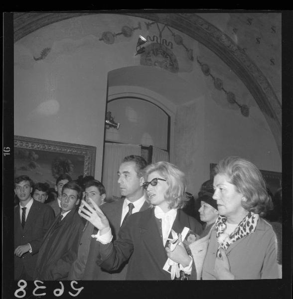 Ritratto di gruppo - Monica Vitti e Michelangelo Antonioni con altri visitatori di fronte a un'opera del Mantegna - Mostra di Andrea Mantegna - Mantova - Castello di S. Giorgio