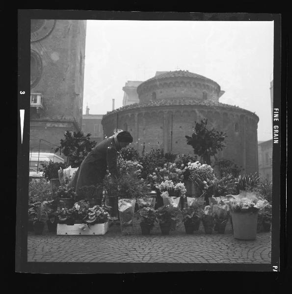 Ritratto femminile - Fioraia - Mantova - Piazza Erbe - Rotonda di S. Lorenzo -  Torre dell'Orologio