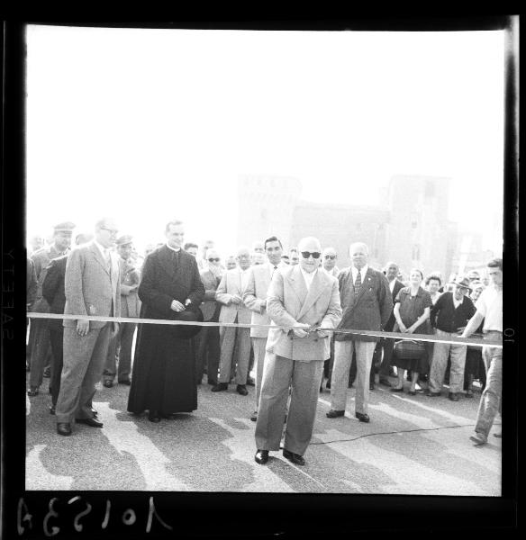 Ritratto di gruppo - Il Prefetto Domenico Caruso nell'atto di tagliare il nastro inaugurale - Autorità cittadine - Inaugurazione strada S. Giorgio-Mulina - Mantova