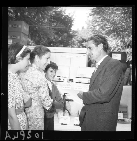 Ritratto di gruppo - Lo scultore Giovanni Paganin in conversazione con una donna, una bambina e un bambino - Esposizione di premi vari - Undicesimo Premio di Suzzara - Edizione 1958 - Suzzara - Esterno