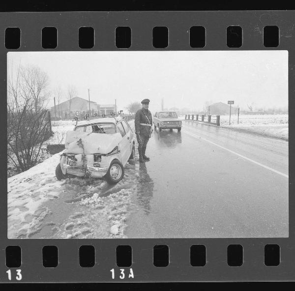 Incidente stradale - Auto incidentata e poliziotto - Strada Ostigliese