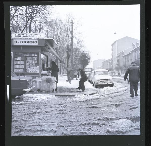 Mantova - Corso Garibaldi - Neve - Edicola e passanti