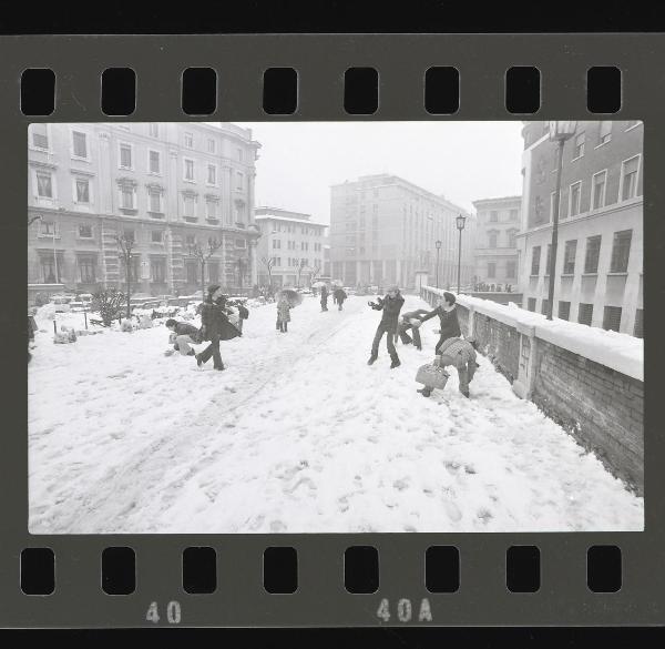 Ritratto di gruppo maschile - Mantova - Lungorio, via Giacomo Matteotti - Nevicata