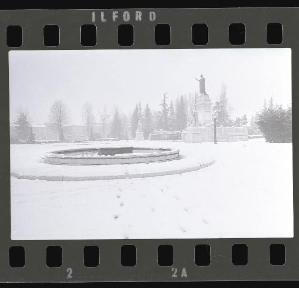 Mantova - Piazza Virgiliana - Monumento a Virgilio - Nevicata