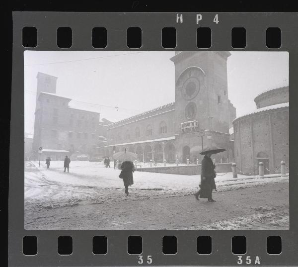 Mantova - Piazza delle Erbe - Palazzo del Podestà, Palazzo della Ragione, Torre dell'Orologio, Rotonda di S. Lorenzo - Nevicata