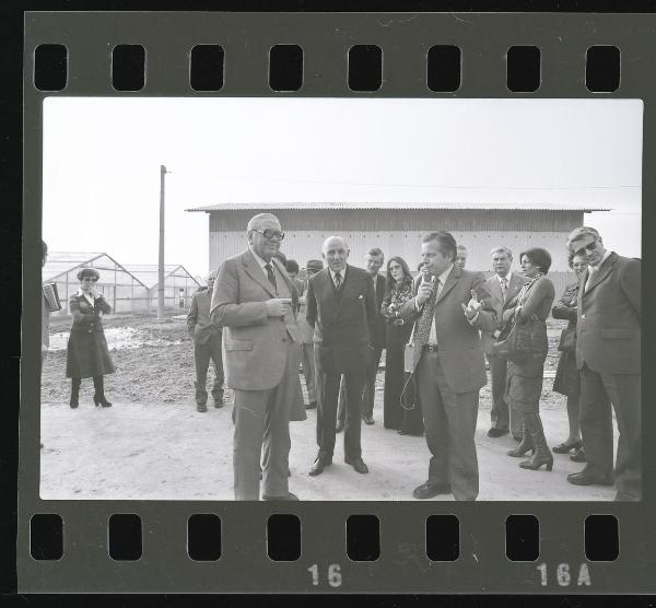 Ritratto di gruppo - On. Mario Vetrone, On. Roger Houdet, dott. Guariento - Mantova - Strada Ostigliese - Azienda agricola Olmo Lungo