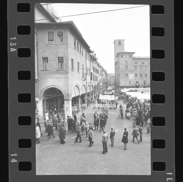 Manifestazione sindacale per sciopero generale nazionale - Mantova - Piazza delle Erbe, via Broletto, Palazzo del Podestà - Corteo