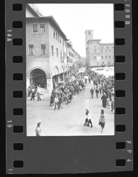 Manifestazione sindacale per sciopero generale nazionale - Mantova - Piazza delle Erbe, via Broletto, Palazzo del Podestà, Palazzo della Cervetta - Corteo