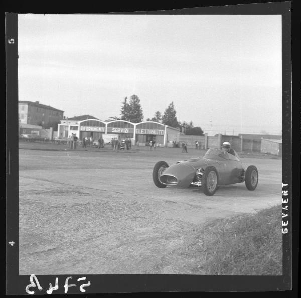 Modena - Il pilota Franco Marenghi sull'automobile in collaudo - Autodromo - Formula Junior