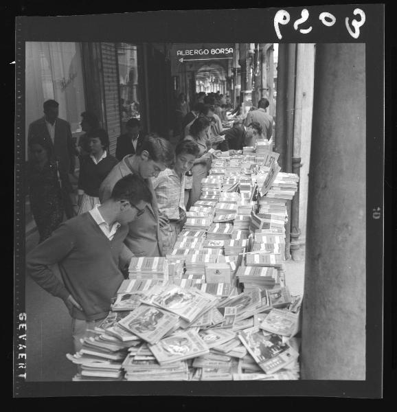 Settimana del libro - Mantova - Corso Umberto I - Bancarelle di libri - Gente in osservazione