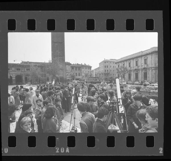 Mantova - Piazza "Martiri di Belfiore" - Eclissi parziale di sole - Cittadini