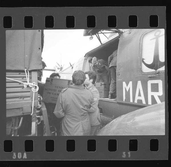 Terremoto Friuli 1976 - Militari caricano elicottero - Mantova - Aeroporto di Mantova-Migliaretto