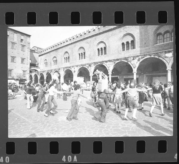 Happening a sostegno dell'isola pedonale - Girotondo dei ragazzi -  Mantova - Piazza delle Erbe - Palazzo della ragione - Palazzo del Podestà